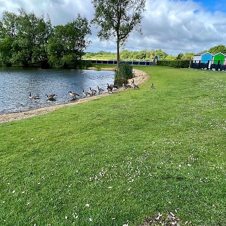 Waters Edge, Hoburne Cotswolds Villa เซาธ์เซอร์นีย์ ภายนอก รูปภาพ