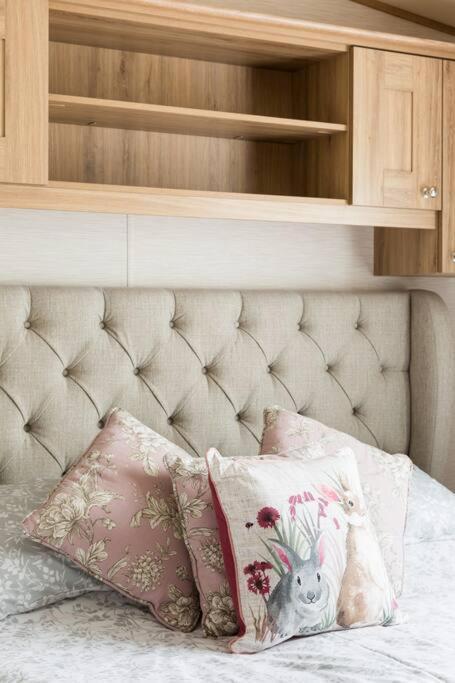 Waters Edge, Hoburne Cotswolds Villa เซาธ์เซอร์นีย์ ภายนอก รูปภาพ