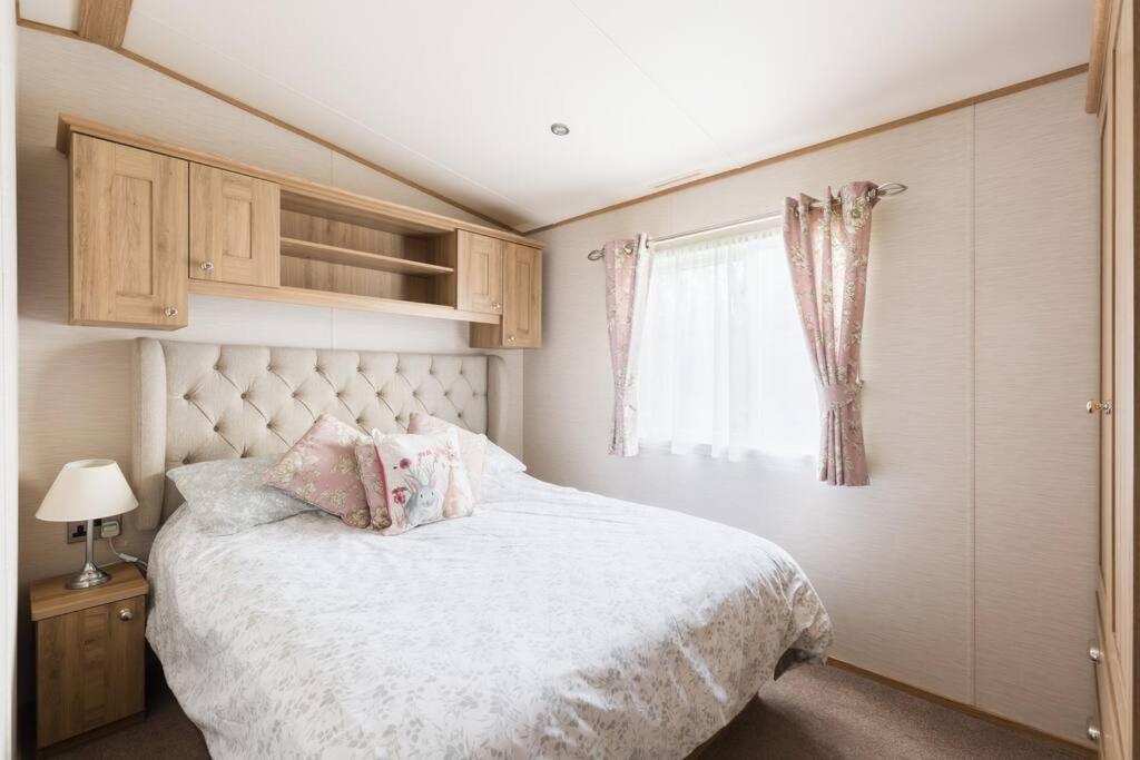 Waters Edge, Hoburne Cotswolds Villa เซาธ์เซอร์นีย์ ภายนอก รูปภาพ