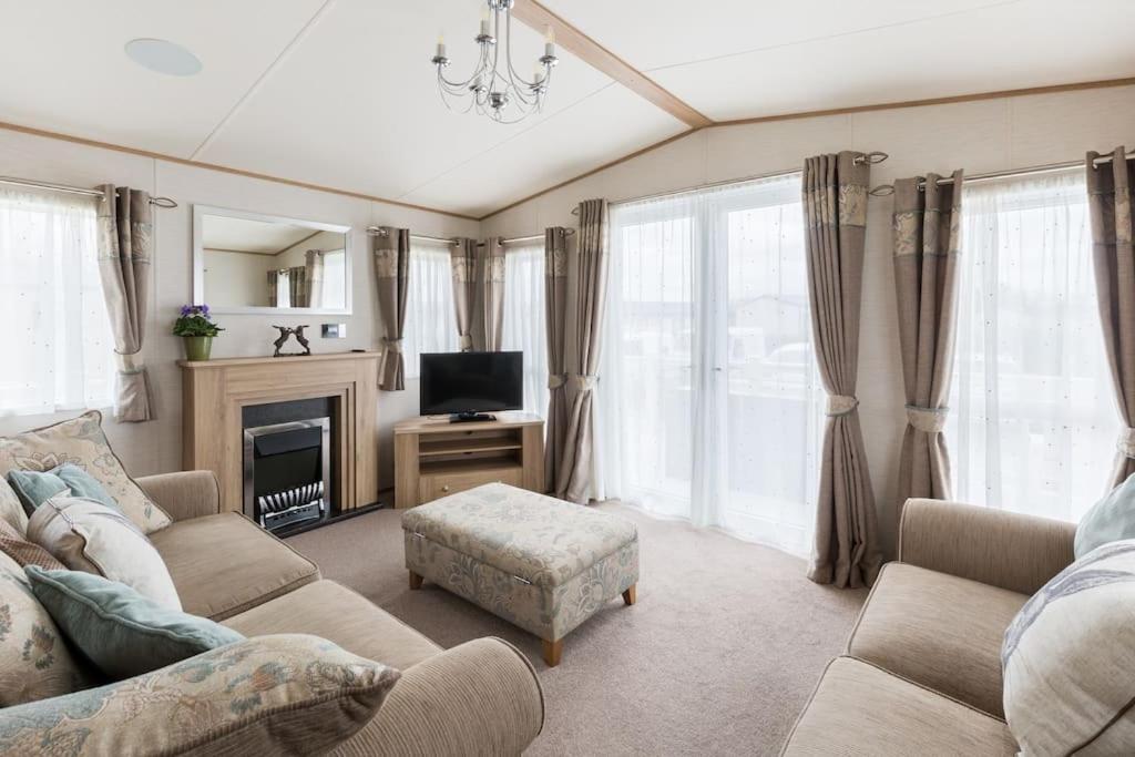 Waters Edge, Hoburne Cotswolds Villa เซาธ์เซอร์นีย์ ภายนอก รูปภาพ