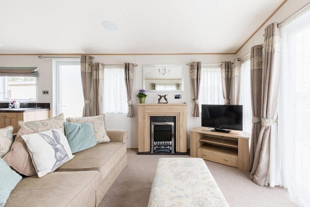 Waters Edge, Hoburne Cotswolds Villa เซาธ์เซอร์นีย์ ภายนอก รูปภาพ