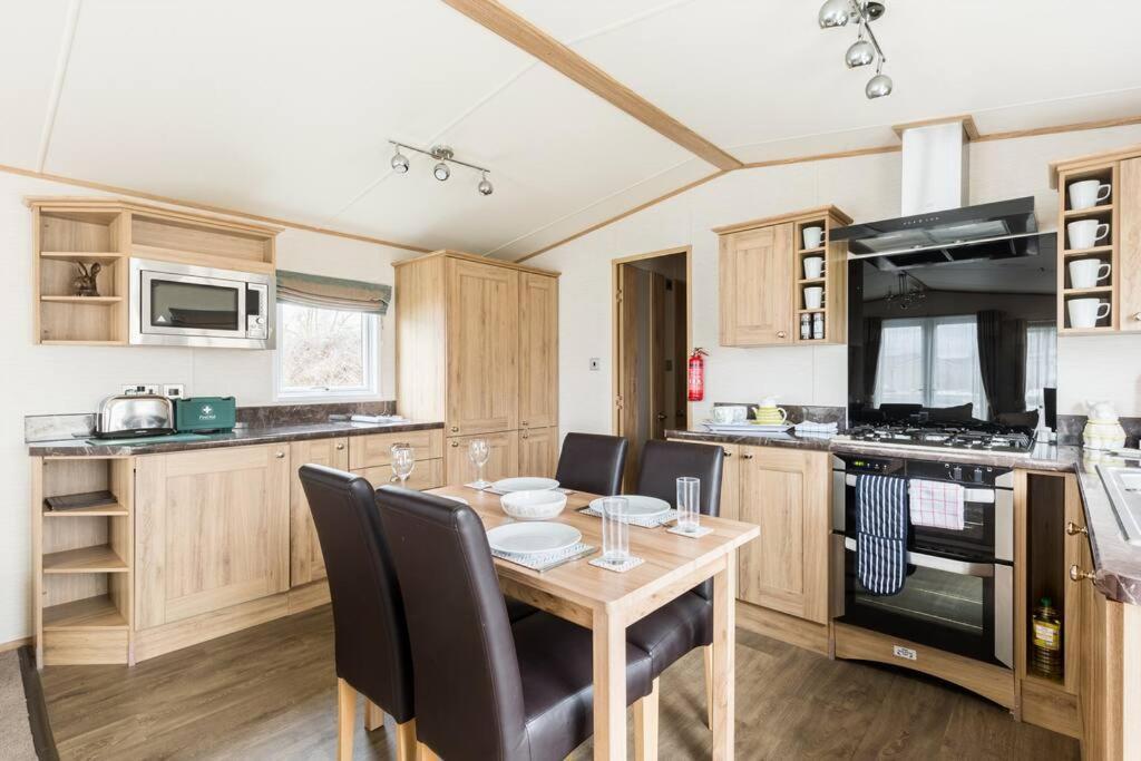 Waters Edge, Hoburne Cotswolds Villa เซาธ์เซอร์นีย์ ภายนอก รูปภาพ