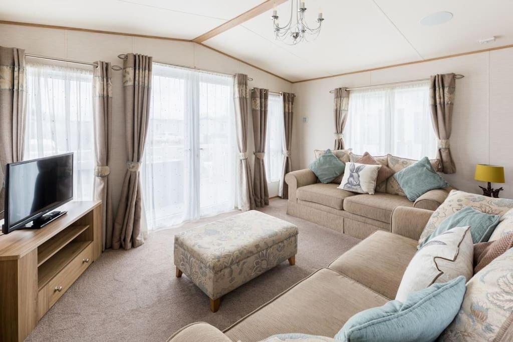 Waters Edge, Hoburne Cotswolds Villa เซาธ์เซอร์นีย์ ภายนอก รูปภาพ