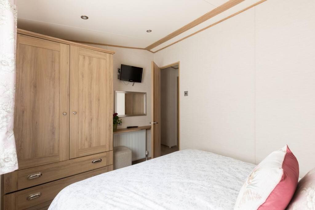 Waters Edge, Hoburne Cotswolds Villa เซาธ์เซอร์นีย์ ภายนอก รูปภาพ