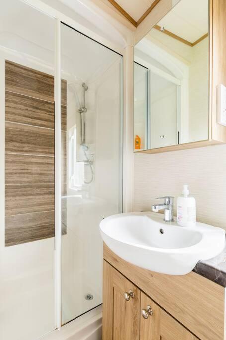 Waters Edge, Hoburne Cotswolds Villa เซาธ์เซอร์นีย์ ภายนอก รูปภาพ