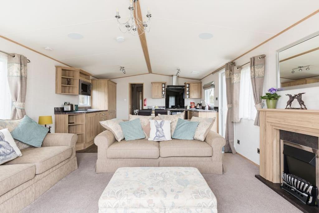 Waters Edge, Hoburne Cotswolds Villa เซาธ์เซอร์นีย์ ภายนอก รูปภาพ