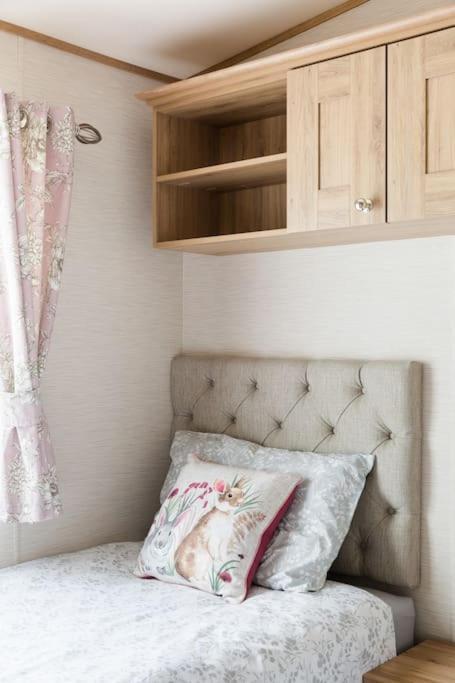 Waters Edge, Hoburne Cotswolds Villa เซาธ์เซอร์นีย์ ภายนอก รูปภาพ
