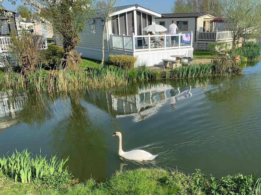 Waters Edge, Hoburne Cotswolds Villa เซาธ์เซอร์นีย์ ภายนอก รูปภาพ