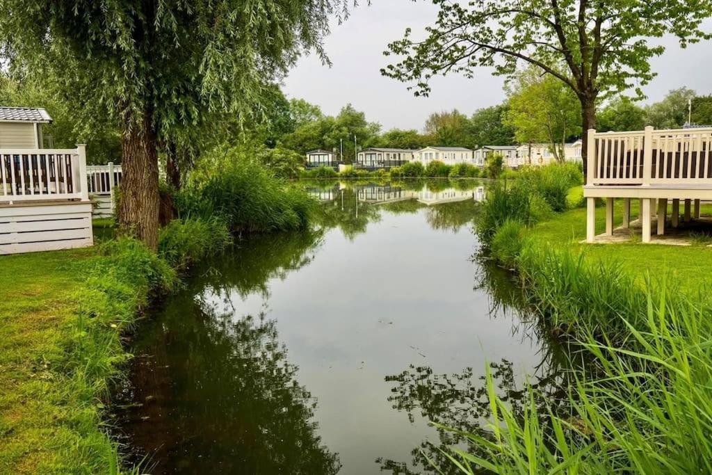 Waters Edge, Hoburne Cotswolds Villa เซาธ์เซอร์นีย์ ภายนอก รูปภาพ