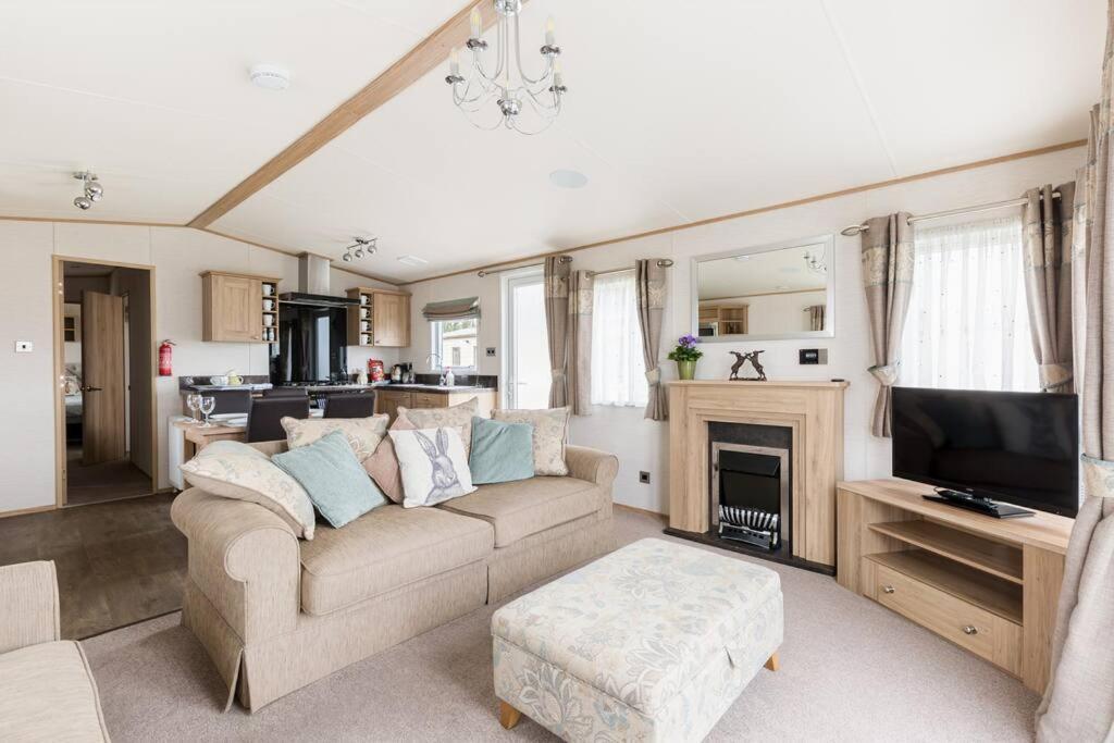Waters Edge, Hoburne Cotswolds Villa เซาธ์เซอร์นีย์ ภายนอก รูปภาพ