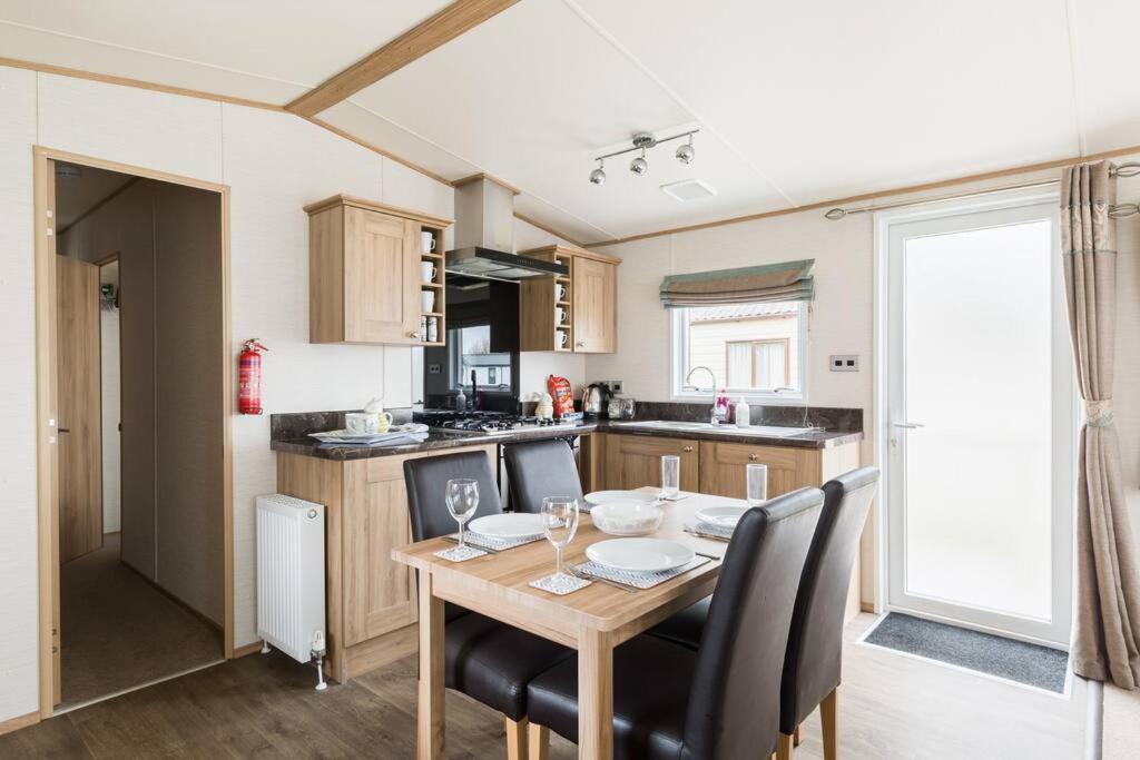 Waters Edge, Hoburne Cotswolds Villa เซาธ์เซอร์นีย์ ภายนอก รูปภาพ