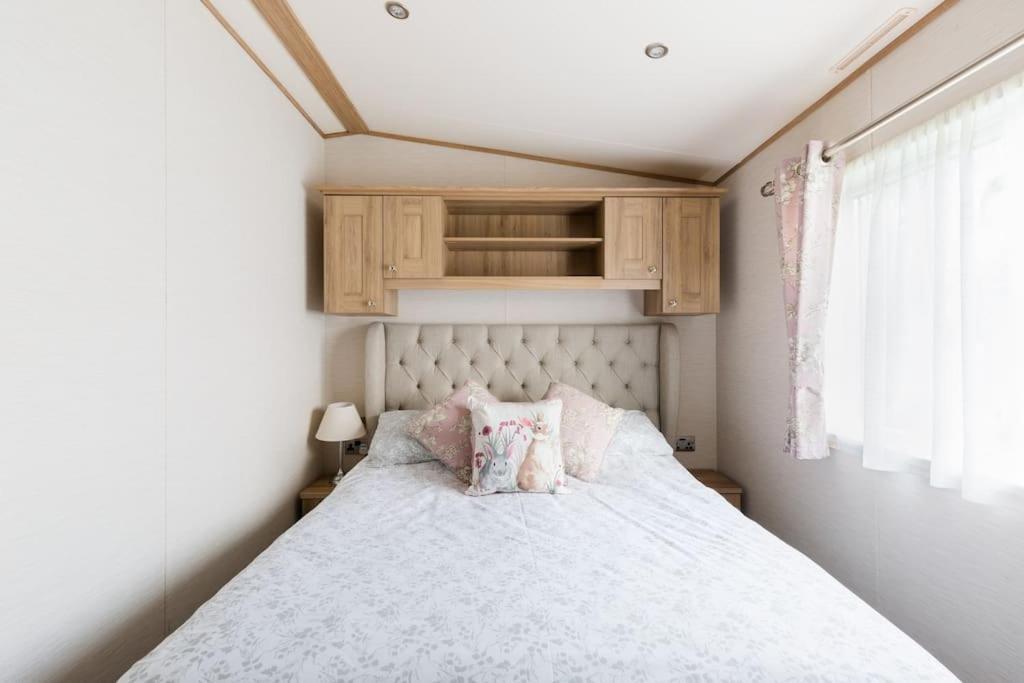 Waters Edge, Hoburne Cotswolds Villa เซาธ์เซอร์นีย์ ภายนอก รูปภาพ