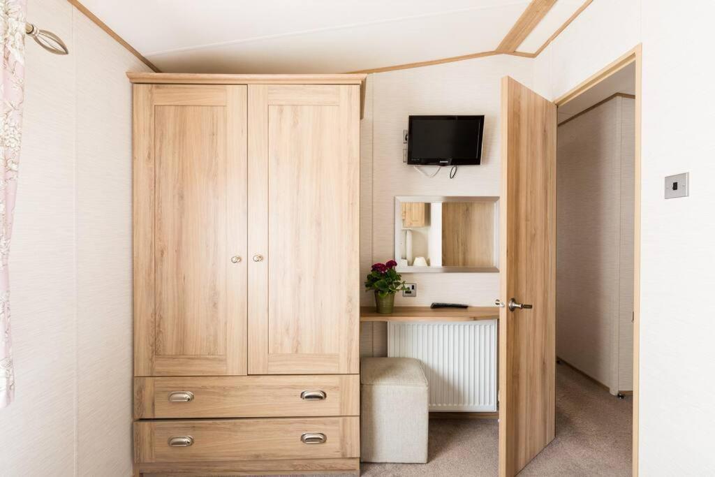 Waters Edge, Hoburne Cotswolds Villa เซาธ์เซอร์นีย์ ภายนอก รูปภาพ