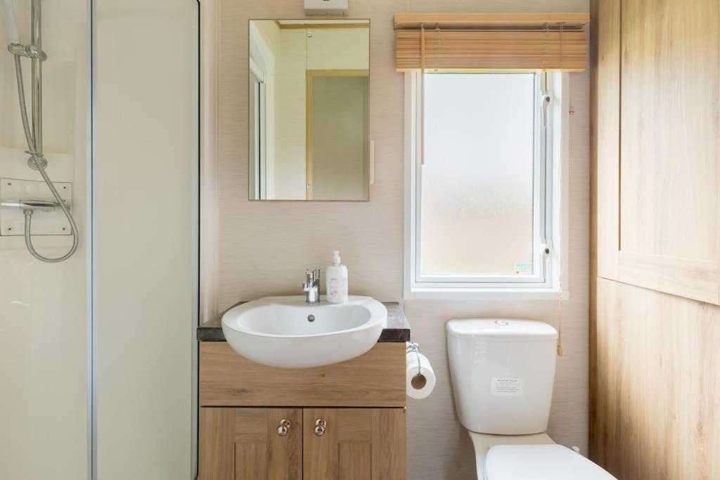 Waters Edge, Hoburne Cotswolds Villa เซาธ์เซอร์นีย์ ภายนอก รูปภาพ