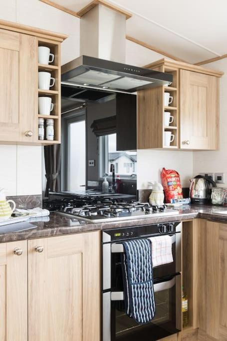 Waters Edge, Hoburne Cotswolds Villa เซาธ์เซอร์นีย์ ภายนอก รูปภาพ