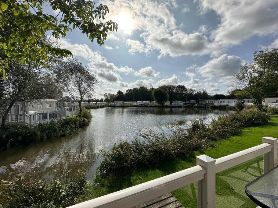 Waters Edge, Hoburne Cotswolds Villa เซาธ์เซอร์นีย์ ภายนอก รูปภาพ