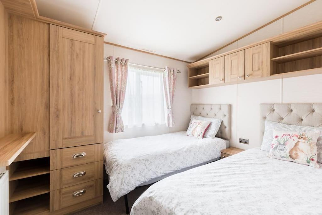 Waters Edge, Hoburne Cotswolds Villa เซาธ์เซอร์นีย์ ภายนอก รูปภาพ