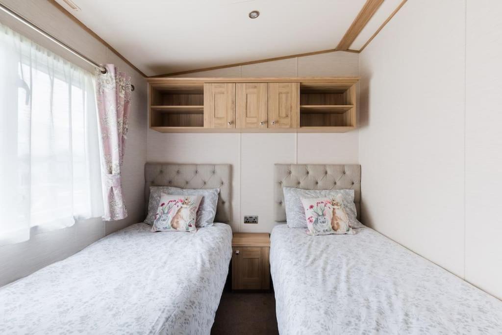 Waters Edge, Hoburne Cotswolds Villa เซาธ์เซอร์นีย์ ภายนอก รูปภาพ