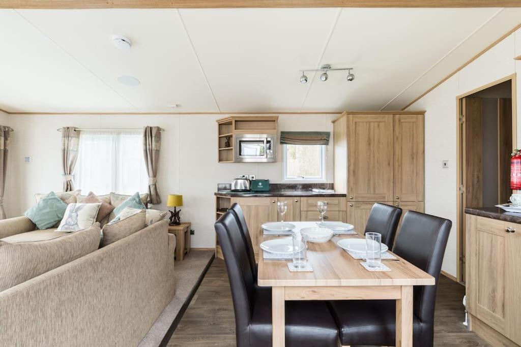 Waters Edge, Hoburne Cotswolds Villa เซาธ์เซอร์นีย์ ภายนอก รูปภาพ