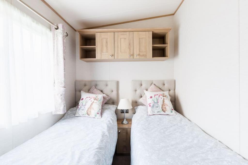 Waters Edge, Hoburne Cotswolds Villa เซาธ์เซอร์นีย์ ภายนอก รูปภาพ
