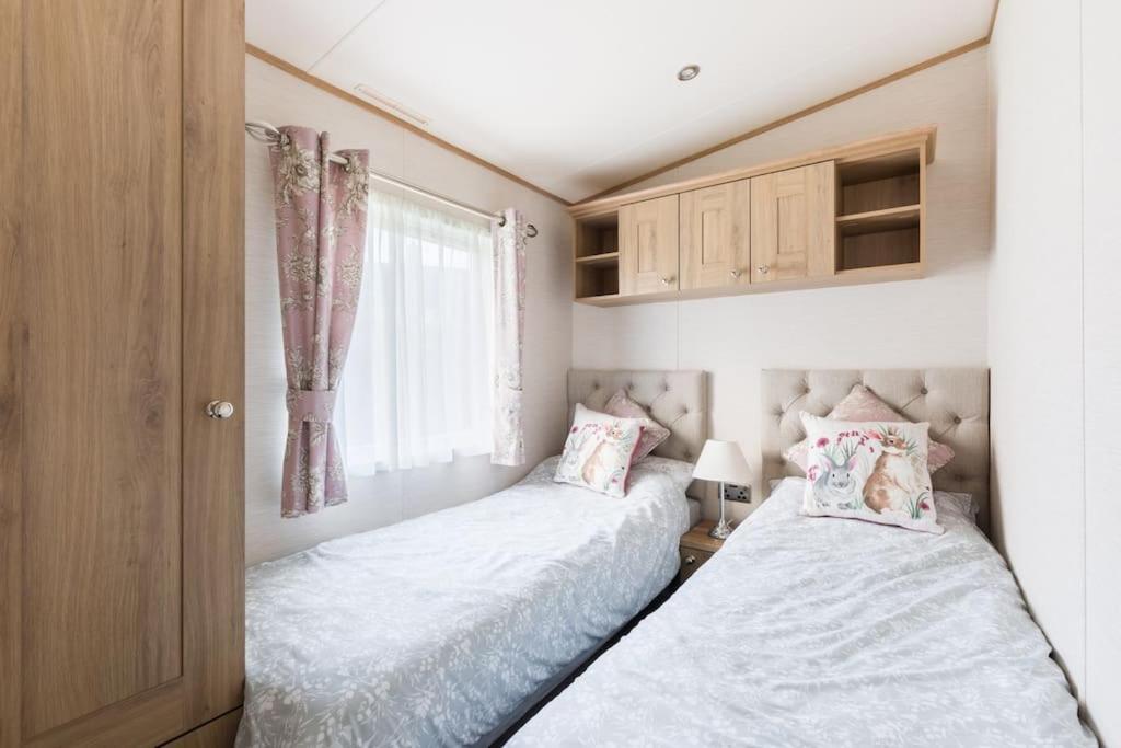 Waters Edge, Hoburne Cotswolds Villa เซาธ์เซอร์นีย์ ภายนอก รูปภาพ