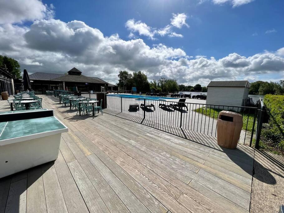 Waters Edge, Hoburne Cotswolds Villa เซาธ์เซอร์นีย์ ภายนอก รูปภาพ