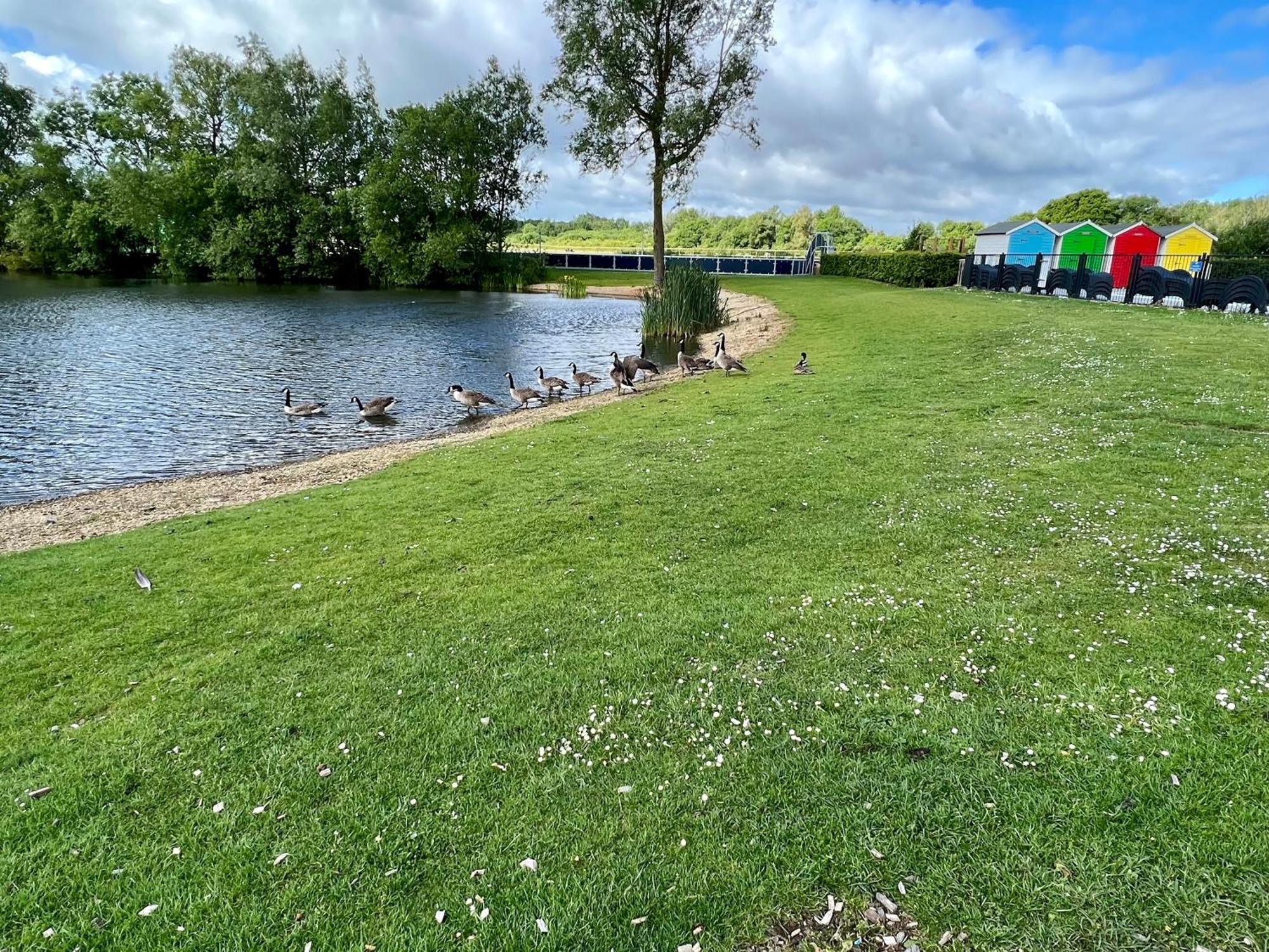 Waters Edge, Hoburne Cotswolds Villa เซาธ์เซอร์นีย์ ภายนอก รูปภาพ