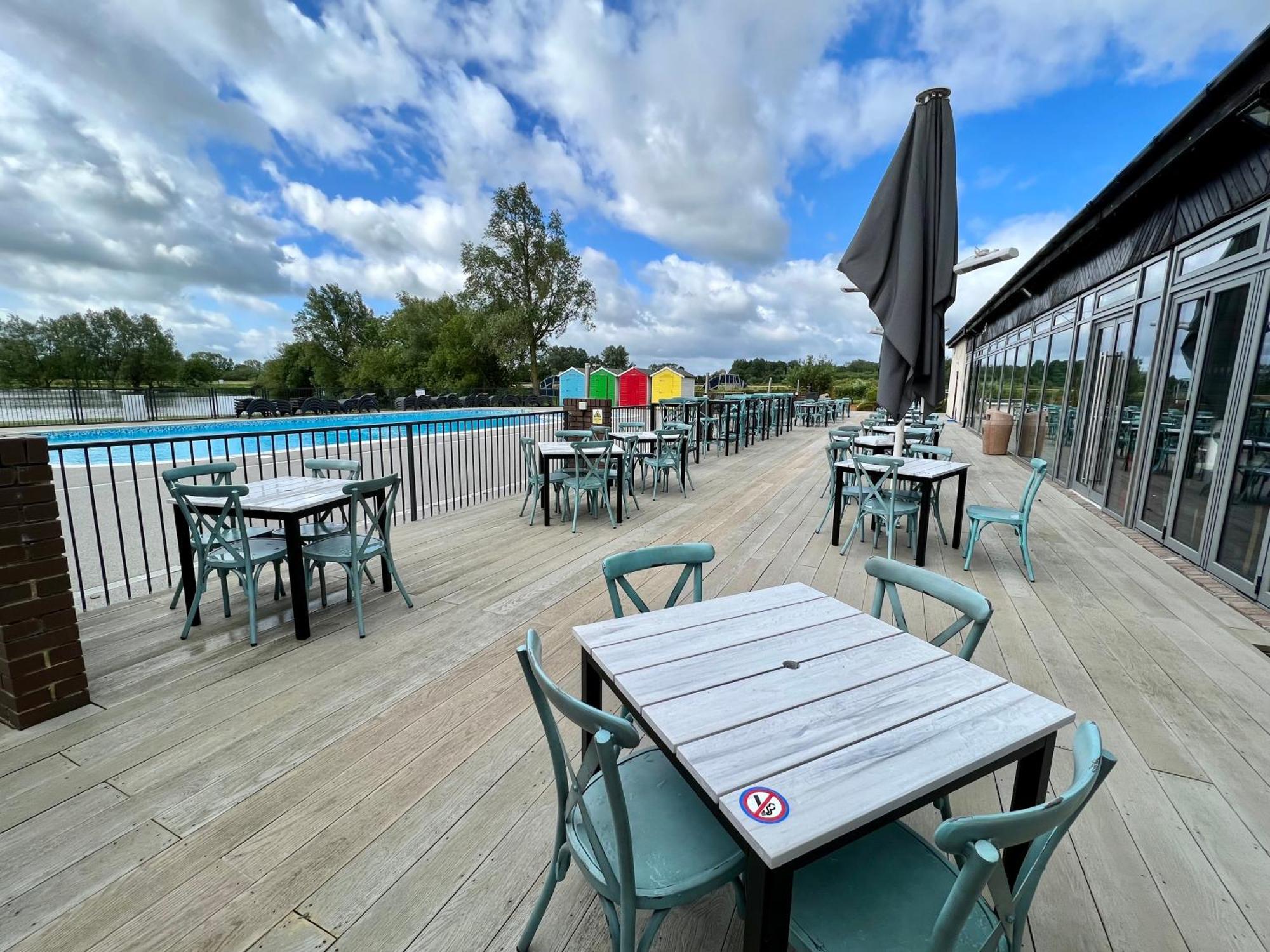 Waters Edge, Hoburne Cotswolds Villa เซาธ์เซอร์นีย์ ภายนอก รูปภาพ